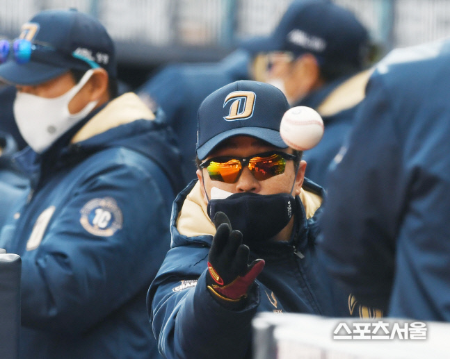 [포토] NC 이동욱 감독, 공 받아~