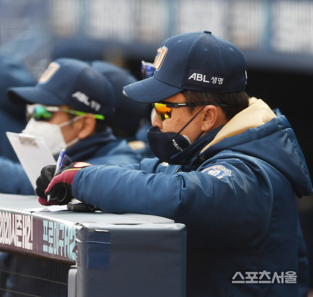 [포토] NC 이동욱 감독, 열심히 기록 중!