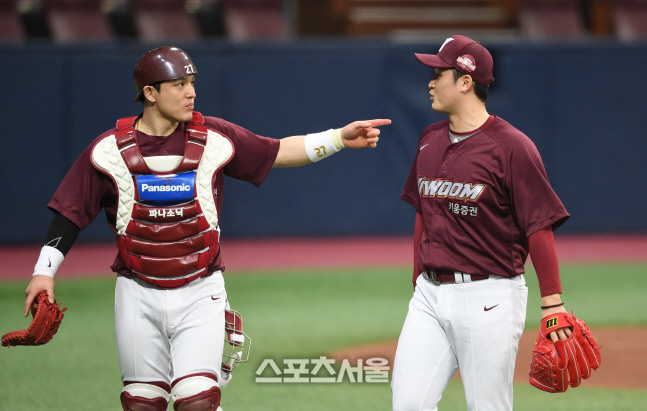 [포토]이야기 나누는 박동원과 최원태