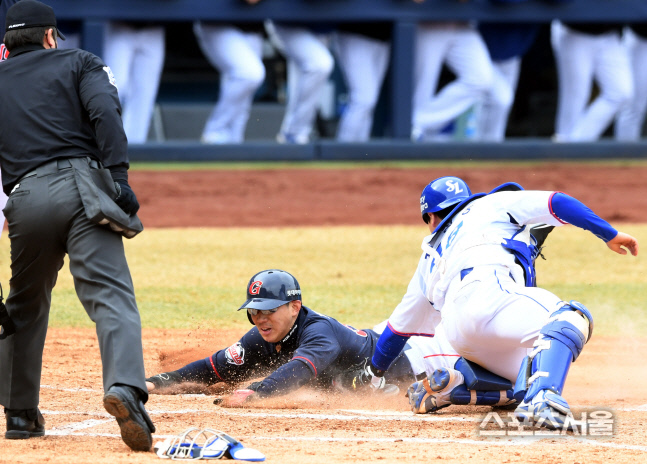 [포토] 롯데 최민재, 과감한...홈 스틸!