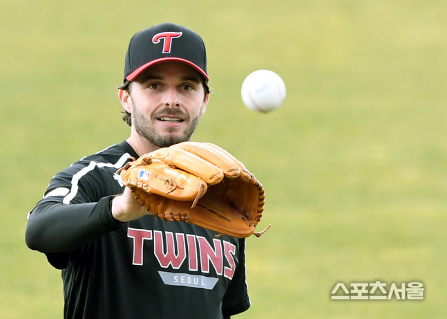 [포토] LG 수아레즈, 연습경기 준비합니다!