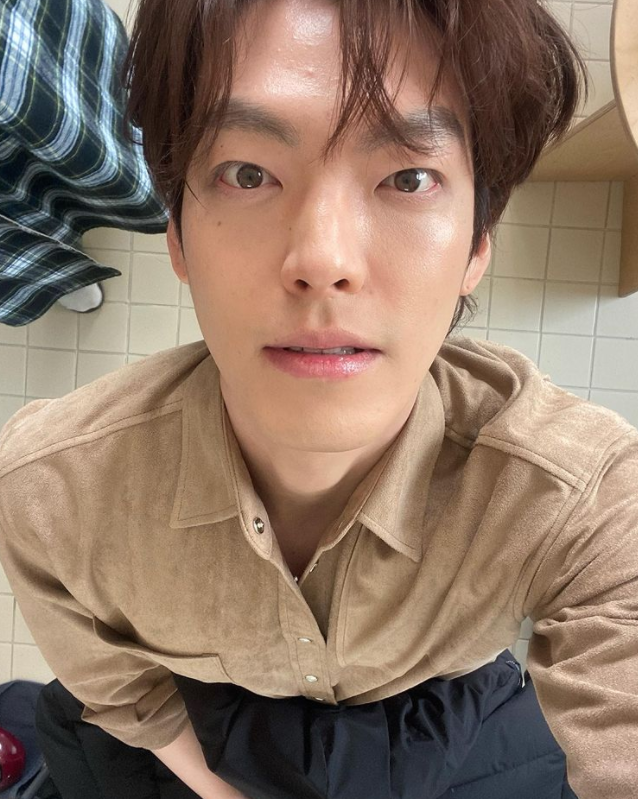 김우빈, 이 정도면 셀카장인. "심쿵각도" 완성[★SNS]