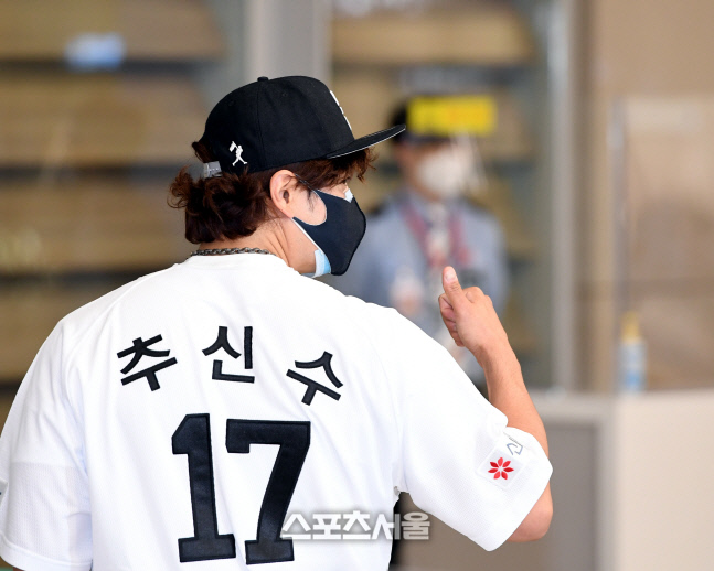 [포토] 추신수, 신세계 마크가 새겨진 유니폼으로~