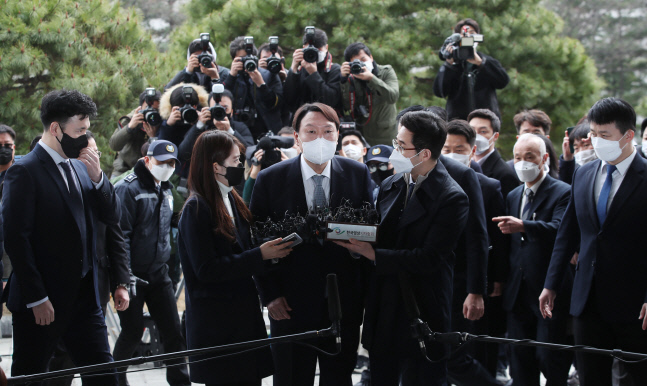 윤석열, 사의 표명 뒤 집무실로