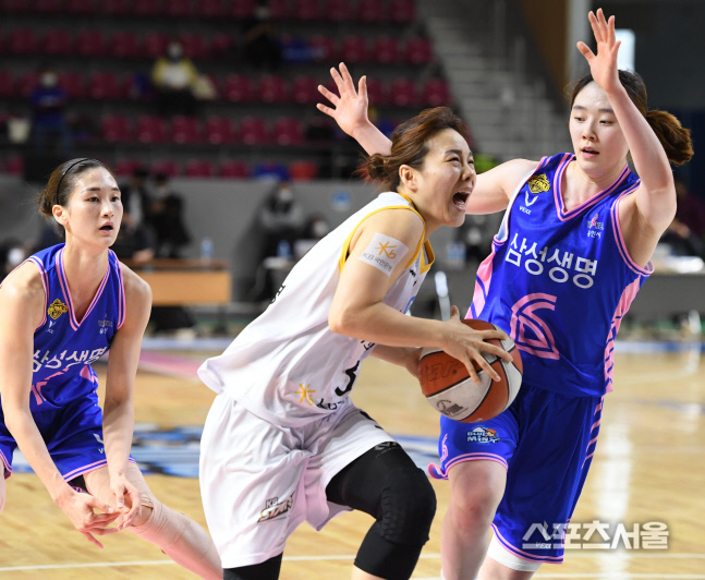 [포토] KB 심성영, 과감한 돌파!