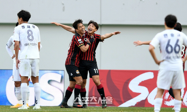 [포토] 환호하는 조영욱, 비디오 판독 결과 노골 선언