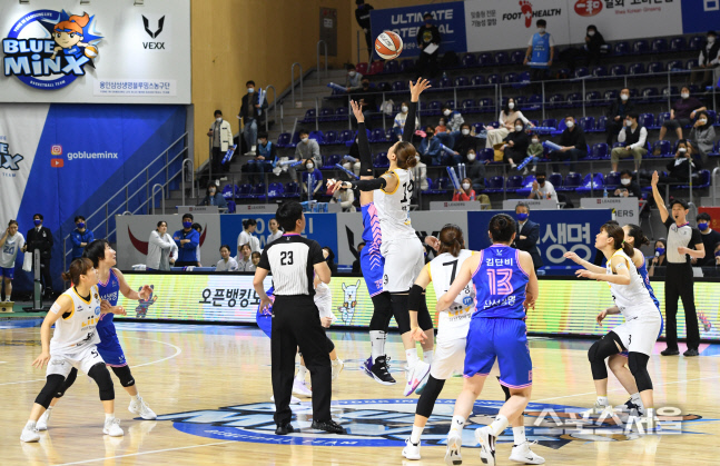 [포토] 여자프로농구, 관중 입장 속...챔프전 점프볼!