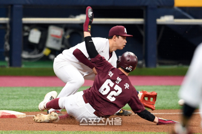 [포토]키움 전병우, 과감한 베이스러닝