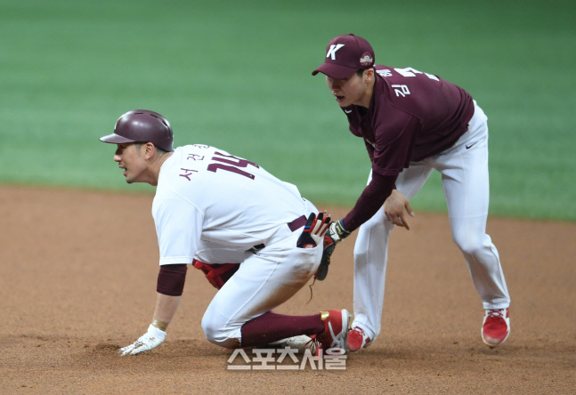 [포토]키움 서건창, 과감한 베이스러닝으로 2루까지!
