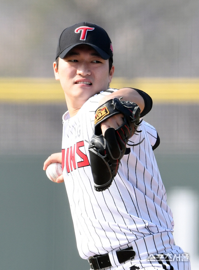 [포토]힘차게 투구하는 LG 고우석