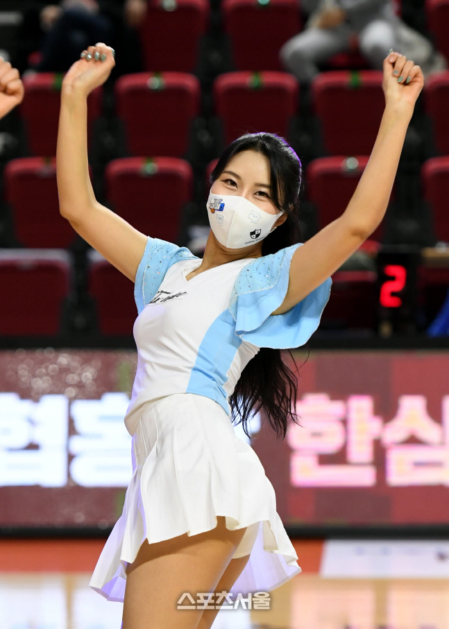 [포토] 전자랜드 치어리더 '농구코트 후끈하게'
