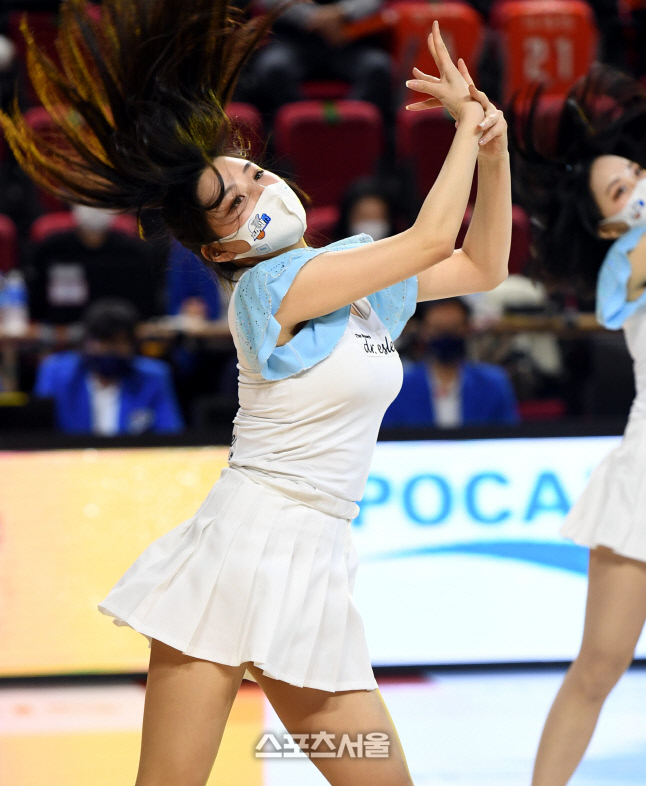 [포토] 전자랜드 치어리더 '열정적으로'