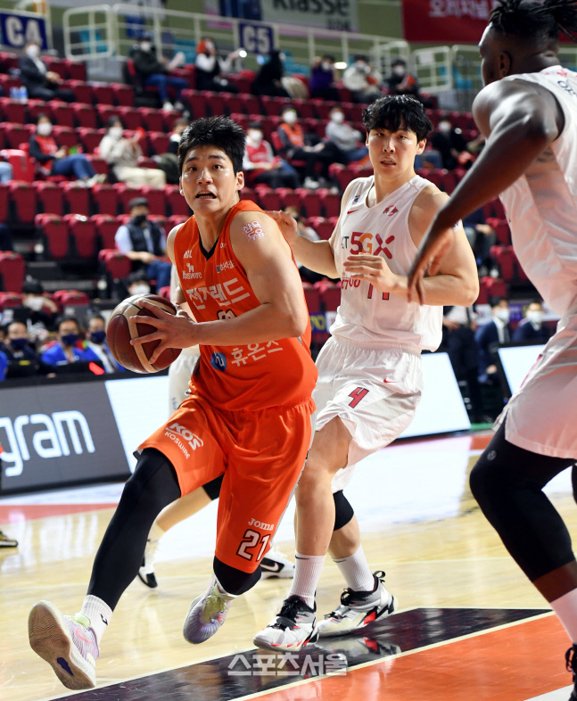 [포토] 이대헌 '과감한 돌파'