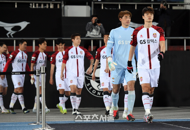 [포토]그라운드 입장하는 FC서울 기성용, 당당하게!