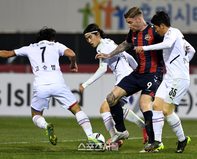 5년 만의 더비서 17회 소나기슛…수원FC, 결정력이 아쉬웠다[현장리뷰]