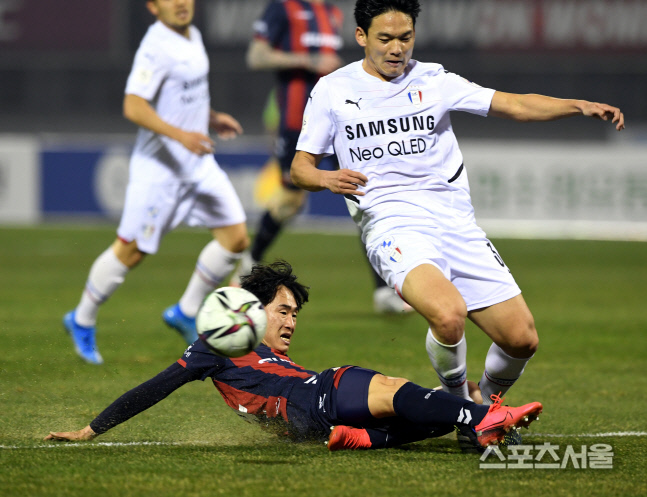 [포토] 수원FC 전정호, 수원 더비 속 투지!