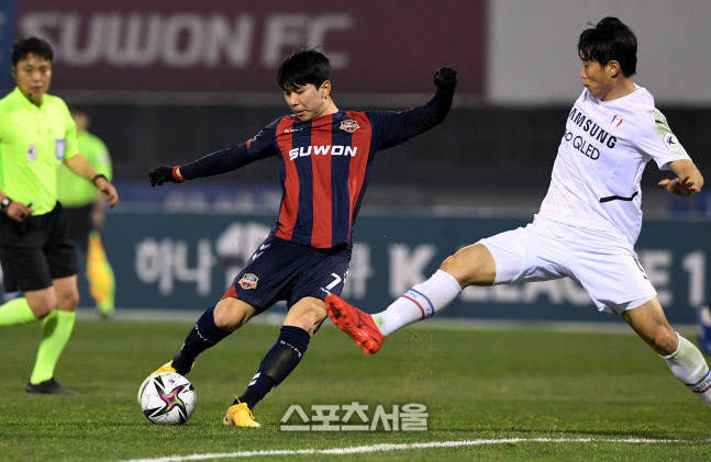 [포토] 수원FC 김승준, 쏜다!