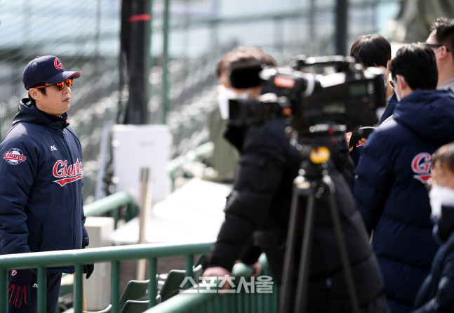 롯데 허문회 감독 "개막 분위기요? 추신수 때문인거 알아요"[백스톱]