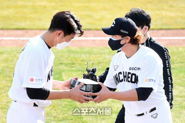 [포토]이태양에게 시계 선물하는 추신수