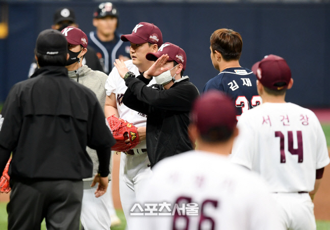 [포토] 김재환 타구 맞고 교체되는 김태훈