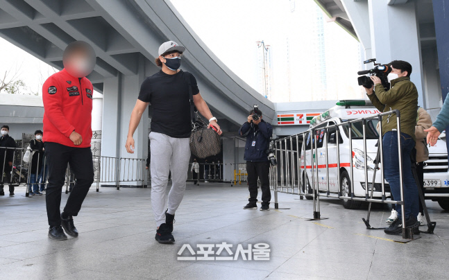 [포토]팀에 합류하는 추신수, 사직구장 입장