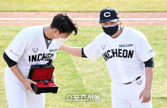 [포토]17번 양보 받은 추신수, 이태양에게 시계로 보답