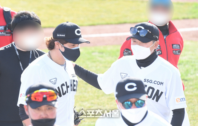 [포토]추신수 합류 반기는 김원형 감독