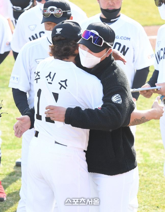 [포토]SSG 추신수, 이진영 코치와는 진하게 포옹!