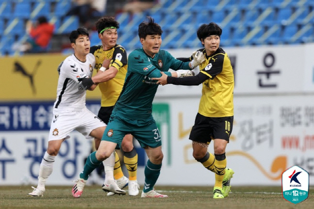 '스터드로 얼굴 가격' 경남 손정현, 사후징계 '2경기 출장 정지'