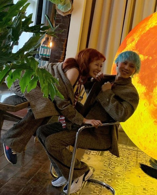 "넘어져도 OK`" 현아♥이던, 든든+달달한 연인 포즈  [★SNS]