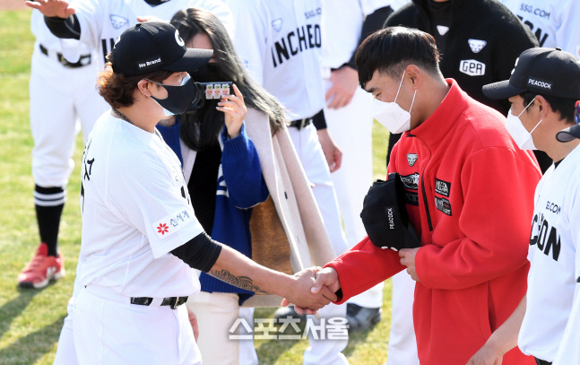 [포토]SSG 합류 추신수, 캡틴 이재원과 먼저!