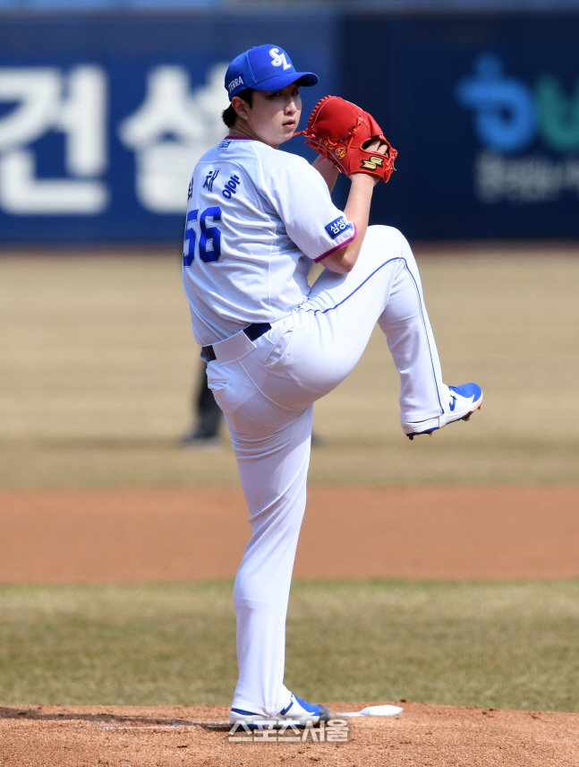 [포토]삼성 최채흥, LG와의 연습경기 역투