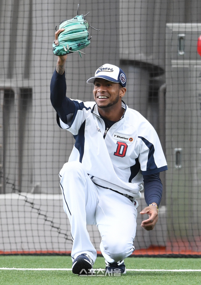 [포토]테니스공 잡기 성공 미란다, 해맑은 미소로...