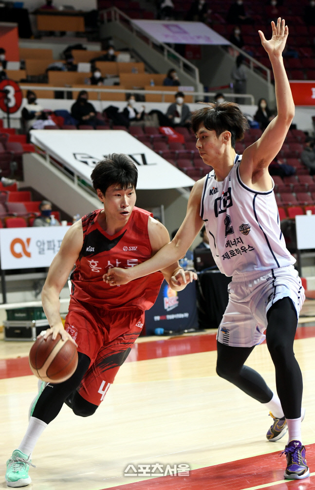 [포토] 오세근 '과감한 돌파'