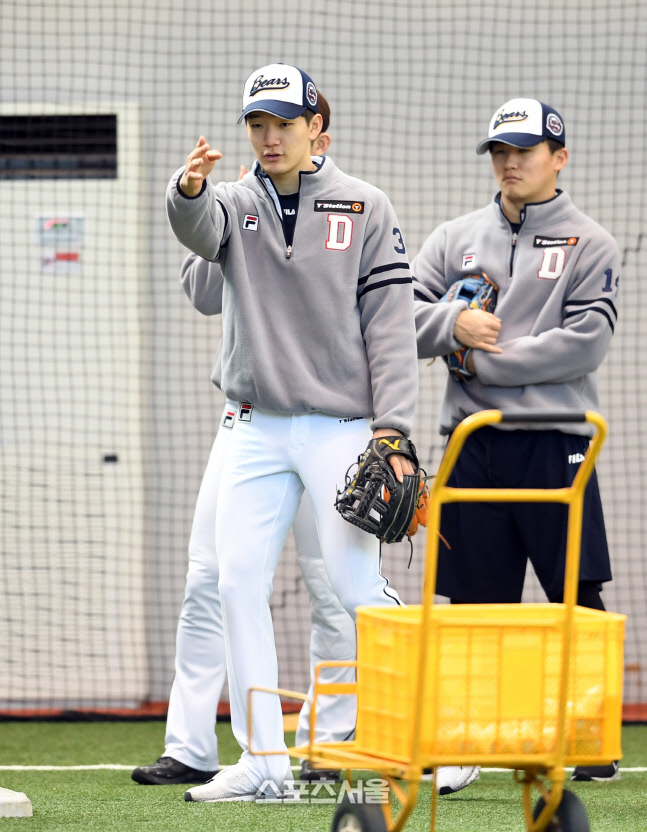 [포토]수비 훈련 하는 두산 신인 안재석