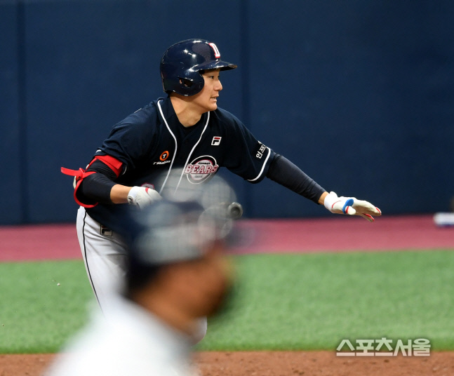 [포토] 안재석, 6회 동점 만드는 적시타