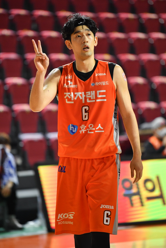 가슴 쓸어내린 전자랜드 "차바위 큰 부상 아니다"