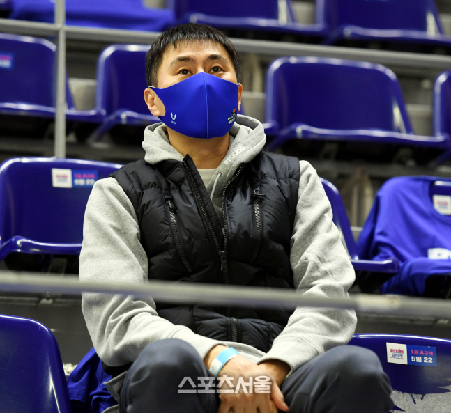[포토] 삼성생명 챔프전 직관 온 이상민 감독