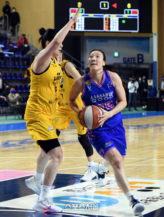 [포토] 배혜윤 '과감한 돌파'