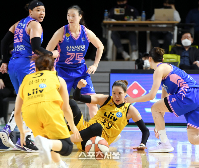 [포토] 박지수 '넘어진 채 과감한 패스'