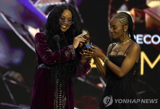 '제63회 그래미' 허(H.E.R), '올해의 노래상' 주인공 "두려움이 낳은 변화"