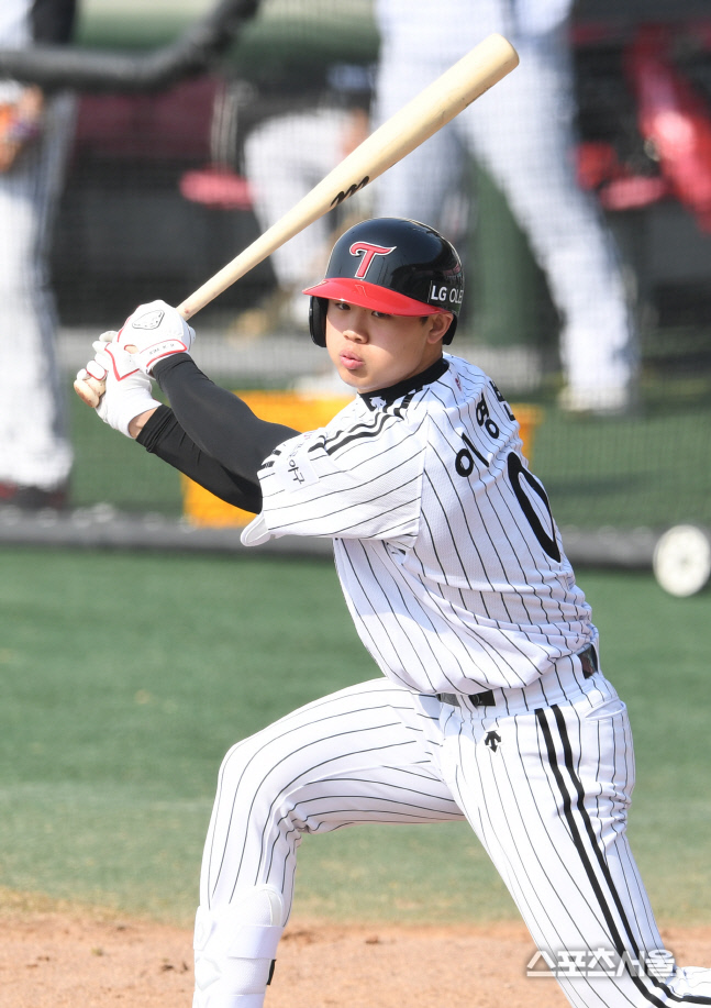 [포토]힘차게 스윙하는 LG 이영빈