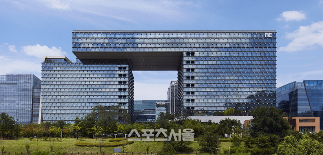 엔씨소프트 평균 연봉 1억 돌파, 김택진 대표 지난해 연봉 184억원