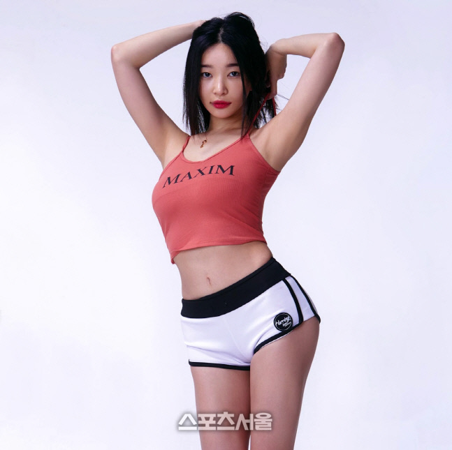 '미맥콘 2021' 알바생 성진, 도발적인 포즈로 남심 저격