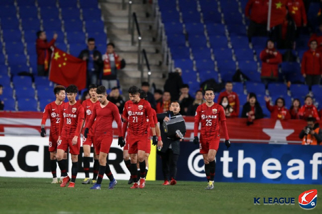 심판에게 침뱉으면 1년 출장정지…中축구협 '이상한 징계규정' 논란