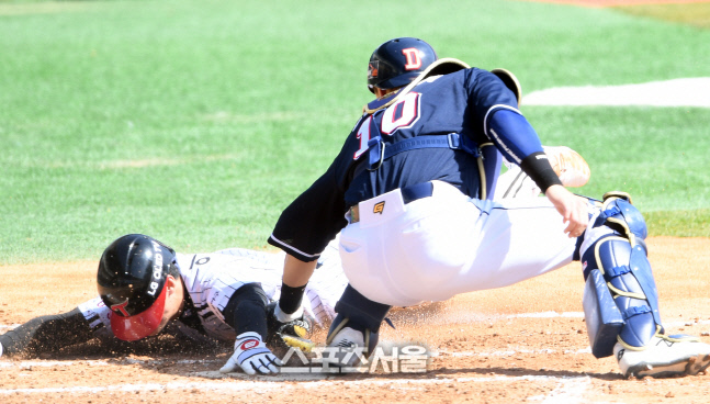 [포토]과감한 홈 쇄도 LG 이주형, 손이 빨랐는데...