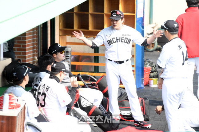[포토]SSG 합류 추신수, 덕아웃 수다 삼매경