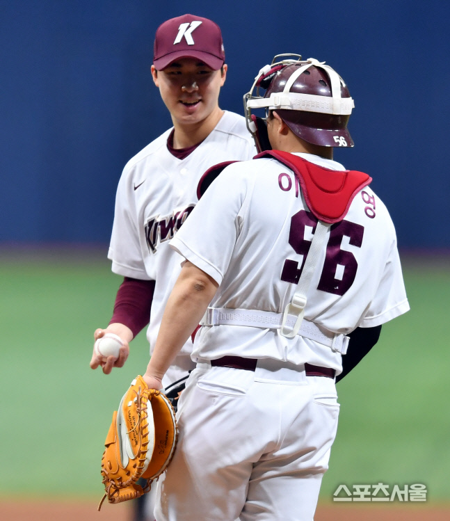 [포토]6회 등판 장재영, 긴장풀어주는 이지영