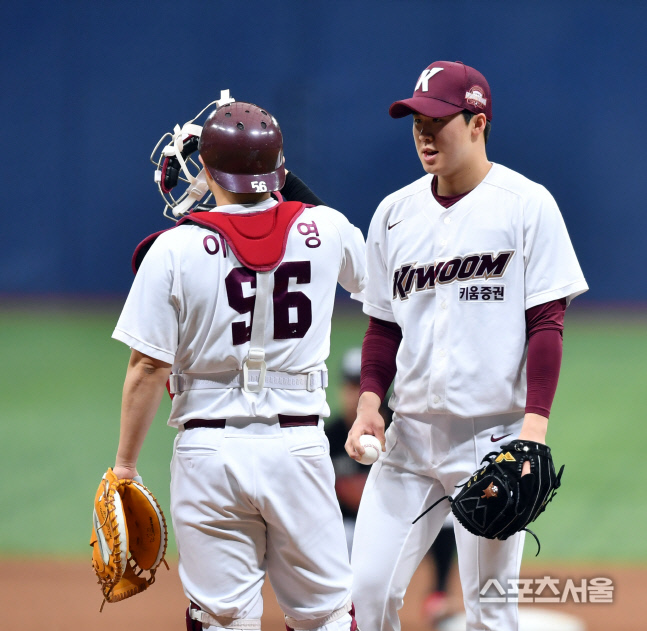 [포토]6회 등판 장재영, 긴장풀어주는 이지영