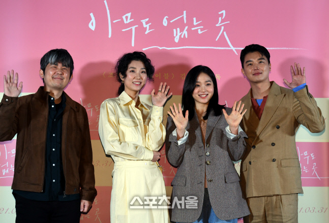 [포토] \'아무도 없는 곳\' 감독-배두들, 환한 손인사